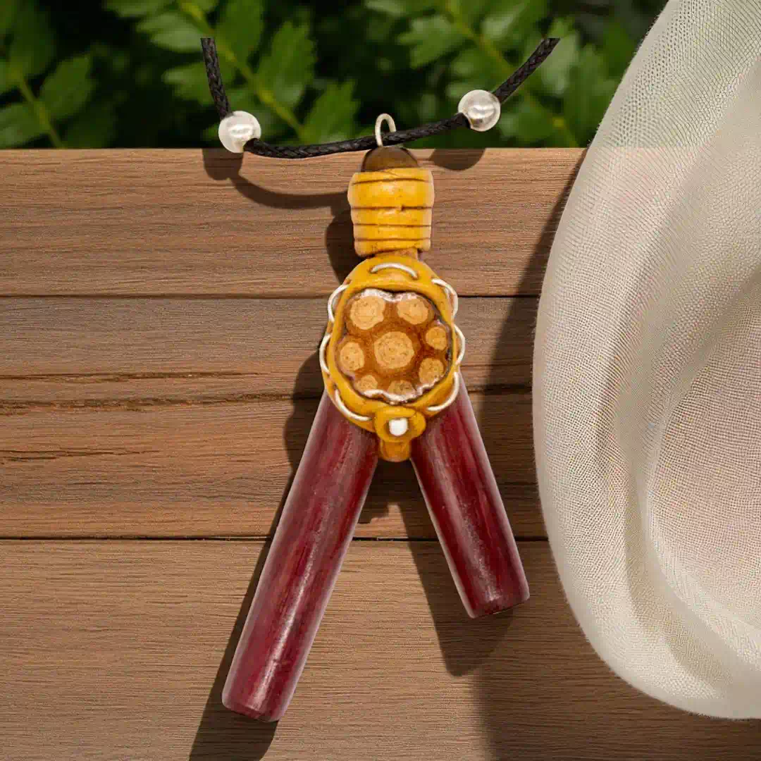 kuripe halskette mit medaillion amaranth 1