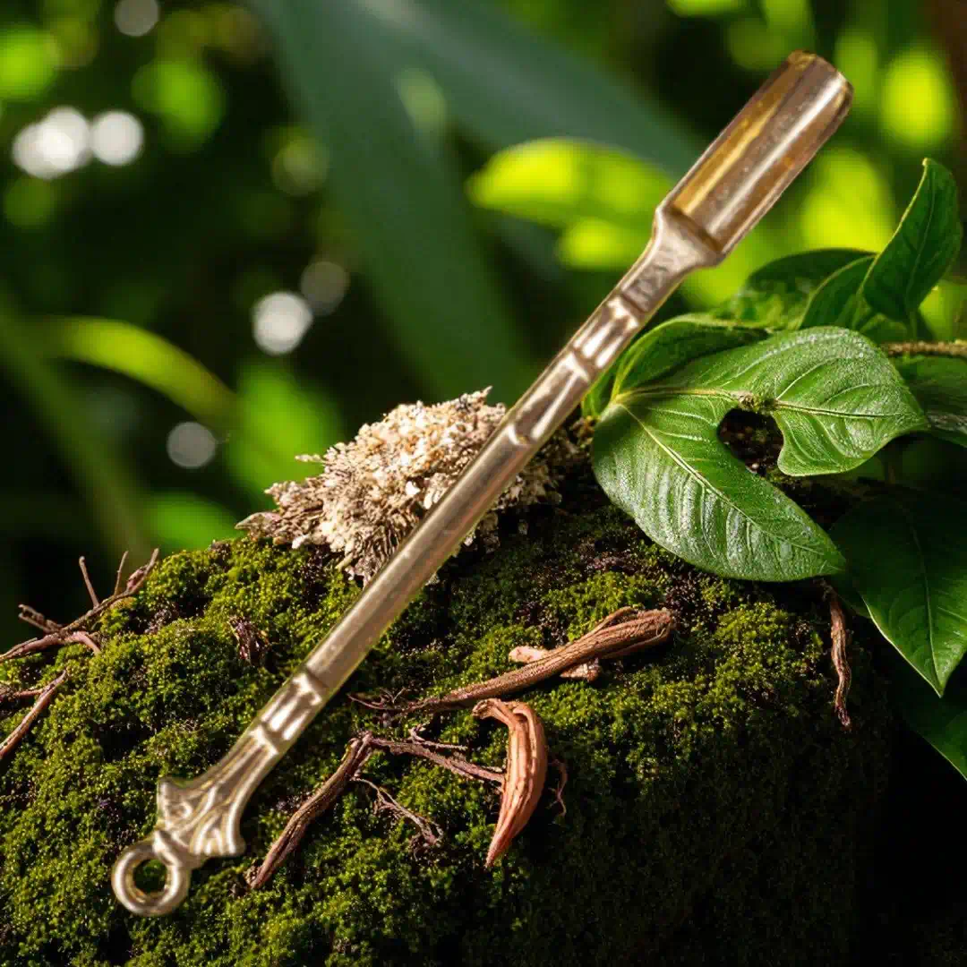 Dosierlöffel aus Metall auf Holzbrett Gold