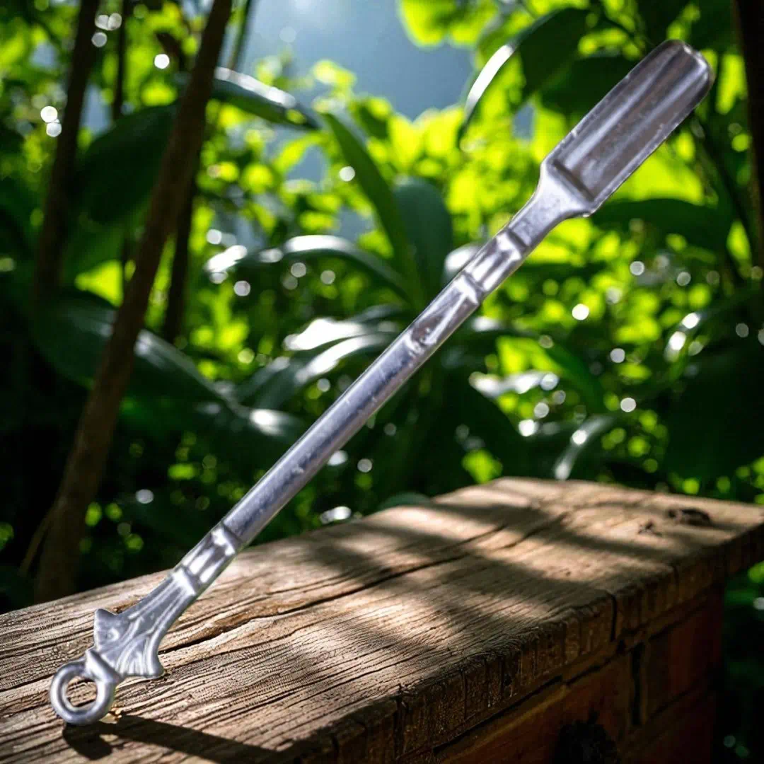 Dosierlöffel aus Metall auf Holzbrett Silver